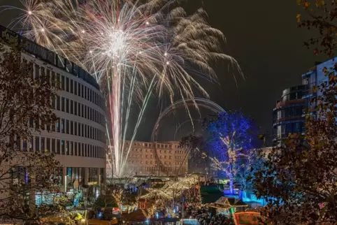 Feuerwerk über dem Weihnachtsmarkt.