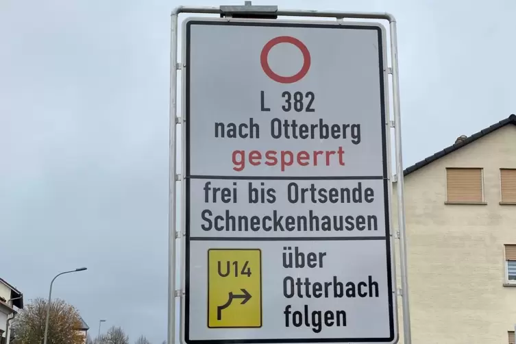 Hinweisschild in Schallodenbach: Noch ist die L382 voll gesperrt, aber ab Freitag, 9. Dezember, heißt es wieder „Freie Fahrt“. 