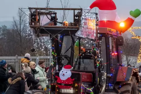 Der Nikolaus ist da – er kommt auf dem Traktor. 