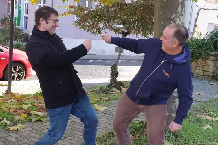 Das Duell findet nur für die Kamera statt: In Wahrheit ging der Stabwechsel zwischen Wolfgang Kistner (rechts) und Andreas Schne