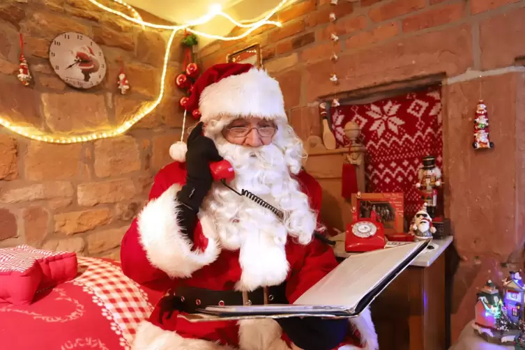 Wolfgang Brucker in seinem Weihnachtsmannzimmer im Hof. Wenn die Tore geöffnet sind, ist jeder willkommen. 