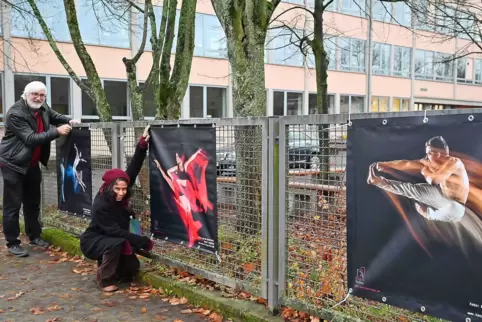 Das erste Tanztürchen ist geöffnet: Planen mit Tanzfotos von Bernd Hentschel hängen am Zaun des Max-Slevogt-Gymnasiums in Landau