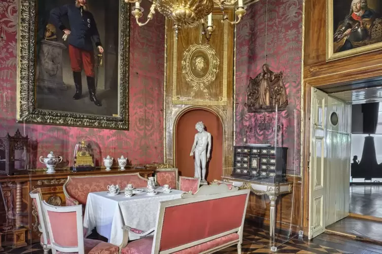 Kaffeetafel im roten Salon: Im Schloss Erbach werden zurzeit auch Leihgaben aus Frankenthal präsentiert.