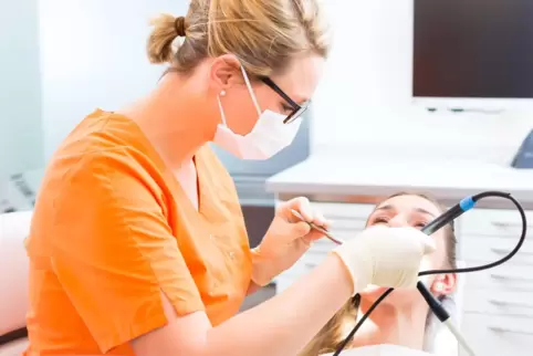 Eine professionelle Zahnreinigung ist unter anderem für Menschen mit Zahnfleischerkrankungen sinnvoll.