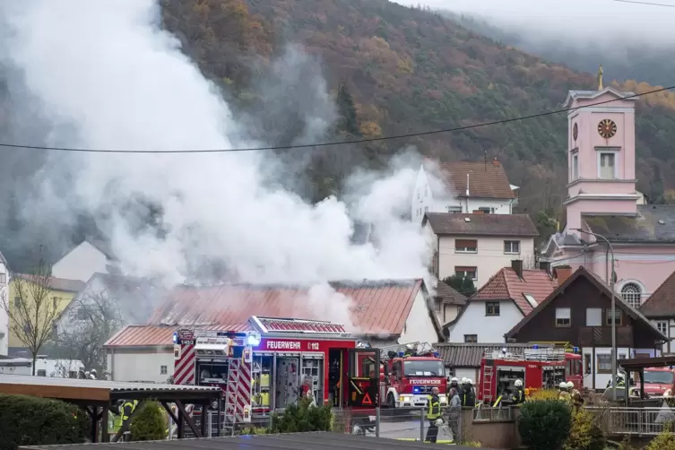 Zahlreiche Ortswehren waren am Montag vor Ort, um das brennende Clubheim zu löschen. 