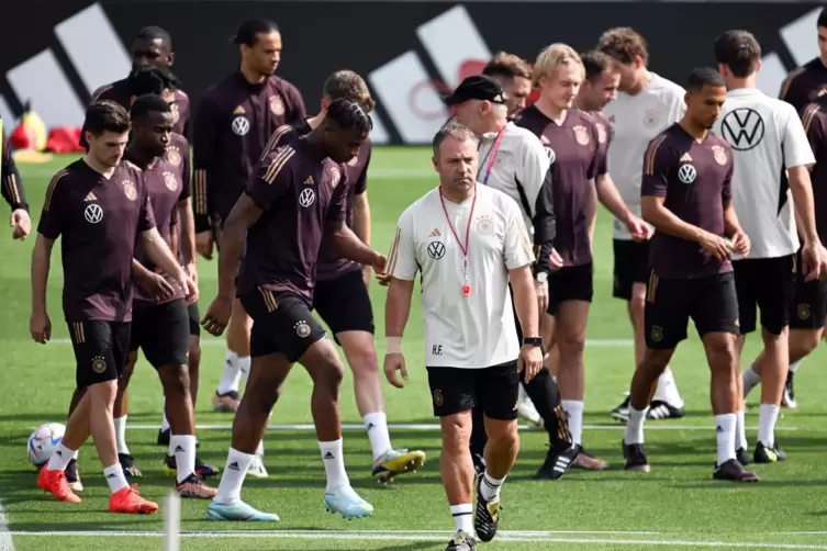 Die Mannschaft scheint Hansi Flick (vorn) hinter sich zu haben.