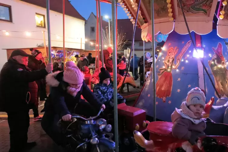 Das Kinderkarussell war ein Renner auf dem Obrigheimer Weihnachtsmarkt.