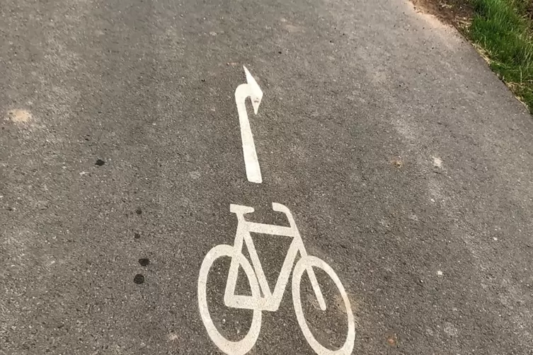 Kennzeichnung auf dem Zellertal-Radweg bei Marnheim. 