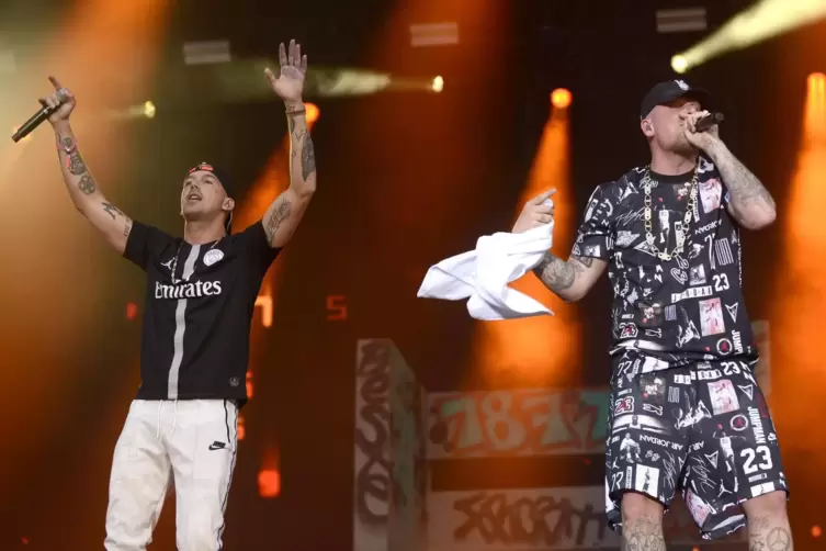 Profis für die ganz große Show: ie Rapper Bonez MC und RAF Camora, hier beim Deichbrand Festival 2019.