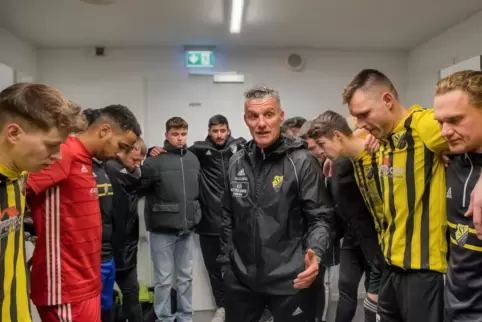 SVM-Trainer Daniel Graf motiviert sein Team mit seiner Ansprache kurz vor dem Anpfiff für die Partie gegen die „Lilien“.