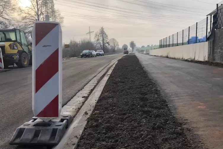 Wie an der Schnur gezogen: der neue Radweg entlang der L401 zwischen dem Lohnsfelder Ortsausgang und Ziegelhütte/Pulvermühle. 