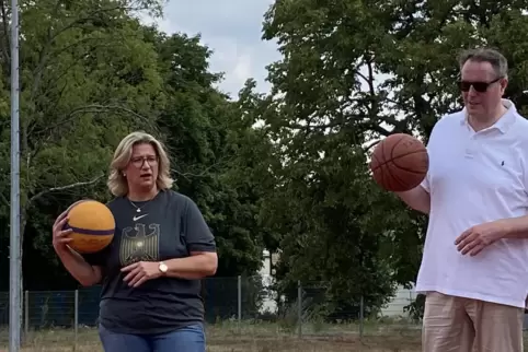 Anke Rehlinger mit Alexander Schweitzer beim Saar-Pfalz-Duell im Juli.