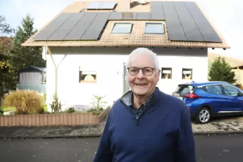 Solarmodule auf dem Dach, Elektrofahrzeug vorm Haus: Kurt-Werner Augenstein setzt Prioritäten. 