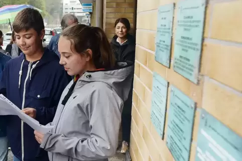 Teil der Pirmasener Gedenkarbeit: Die Hinweistafeln an verschiedenen Stellen der Stadt, unser Foto zeigt die Enthüllung der Tafe