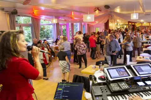 Am 25. September fand die letzte Tanztee-Veranstaltung im Lautrer Wirtshaus statt, mit der Band „Celebrations“. Im Sportheim des