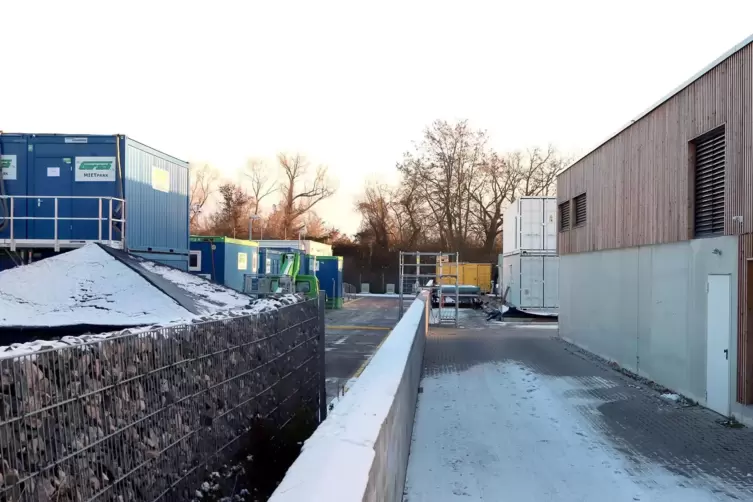 Die Demonstrationsanlage entsteht zwischen dem Kraftwerk und einem Blockheizkraftwerk der Energie Südwest (rechts). 