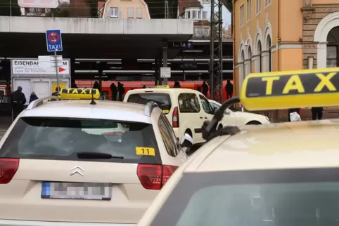 Damit Taxifahrer noch wirtschaftlich arbeiten können, müssen Grundpreise und Pauschalen angehoben werden.