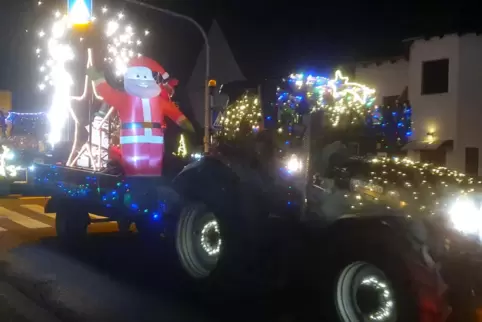 Volksfeststimmung in der Verbandsgemeinde Waldfischbach-Burgalben. Die weihnachtlich geschmückten Traktoren lockten wieder sehr,