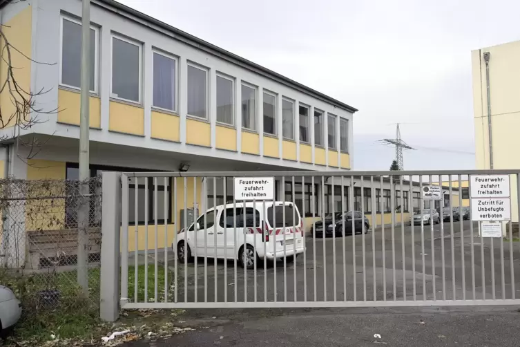 Eines der Gebäude in der Wattstraße in Mundenheim. In einer Halle dort sollen Anfang nächsten Jahres 100 Zuwanderer unterkommen.