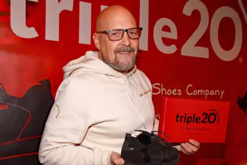 Hat den weltweit einzigen Dartschuh mit dem signifikanten Namen „Triple 20“ entwickelt und produziert: Jürgen Bloch aus Thaleisc