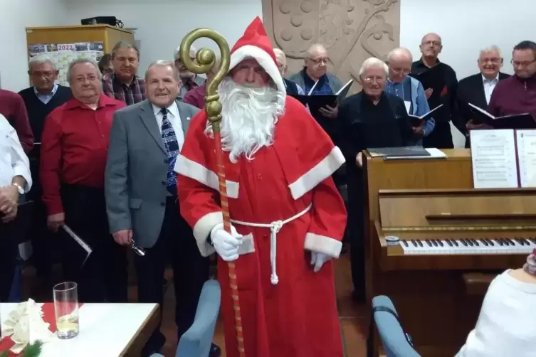 Bei der Weihnachtsfeier des Männergesangvereins wurden verdiente Mitglieder ausgezeichnet. Außerdem schaute der Nikolaus vorbei.