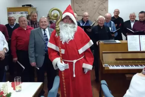 Bei der Weihnachtsfeier des Männergesangvereins wurden verdiente Mitglieder ausgezeichnet. Außerdem schaute der Nikolaus vorbei.