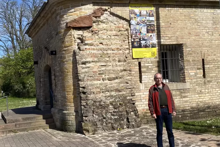 Klaus Jung vor dem Vereinsheim von Interkultur im Stadtpark Fronte Lamotte. 