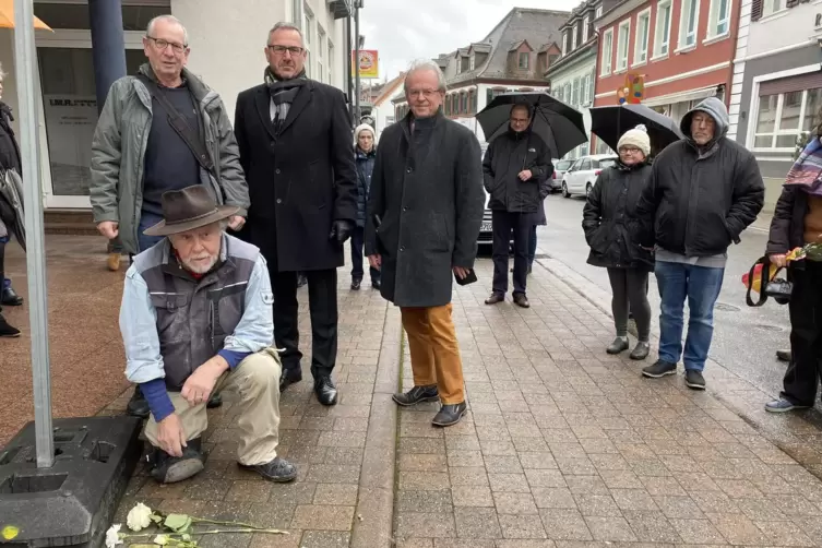 Klaus Jung (links) bei der Verlegung der Stolpersteine, die er mit Ansgar Mohr (rechts) mitinitiiert hat. 