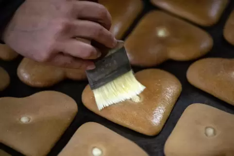 Ebenfalls Handarbeit: Die Lebkuchen werden bestrichen. 