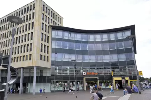 Die Postbank befindet sich am Rathausplatz.