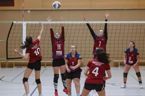 Doppeltes Heimspiel im Gymnasium Ramstein: SG Westpfalz IV (in Rot) em-pfängt die SG Westpfalz III (Rot mit Blau) in der Damen-P