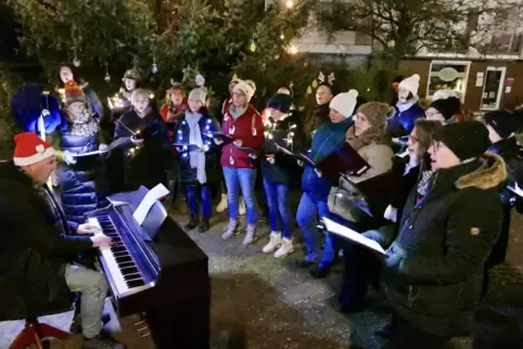 Beim Weihnachtssingen am Dorfbrunnen am 11. Dezember wurde um singende Männer geworben.