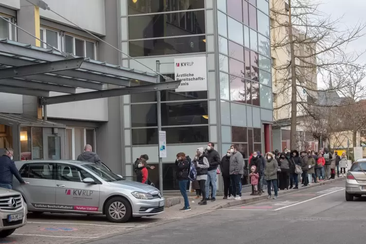 Die Schlange vor der Notfalldienstzentrale auf dem Gelände des Vinzentius-Krankenhauses war lang. 