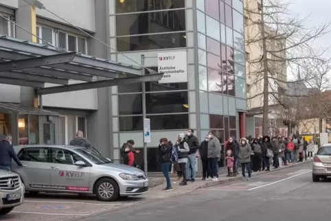 Die Schlange vor der Notfalldienstzentrale auf dem Gelände des Vinzentius-Krankenhauses war lang. 