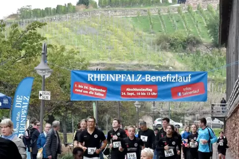 Eine Runde geht noch: Große und kleine Läufer zeigen beim Salinenlauf viel Engagement.