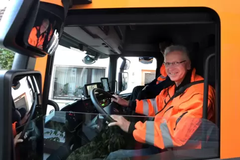 Den Lkw-Führerschein hat er seit der Bundeswehr-Zeit: Wolfgang Bühring ist in Speyer auch für die Müllabfuhr zuständig und fährt