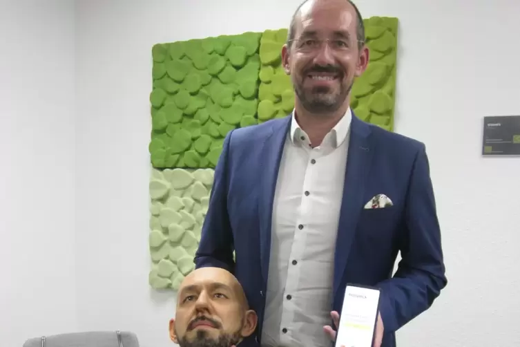  Physiker Ingmar Bruder mit einer Gesichtsmaske, mit der sich viele Smartphone-Sicherungen bislang austricksen lassen.