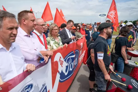 Saarlands Ministerpräsidentin Anke Rehlinger (SPD, Mitte) marschierte im Juni dieses Jahres gemeinsam mit Mitarbeitern des Ford 
