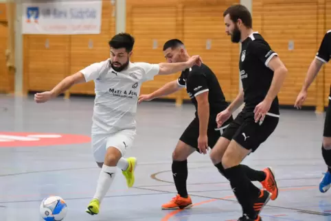  Nicht vom Ball zu trennen: Der Offenbacher Simon Keakavocy setzt sich gegen die Dammheimer Alexandro Ruda, Andreas Ullemeyer un