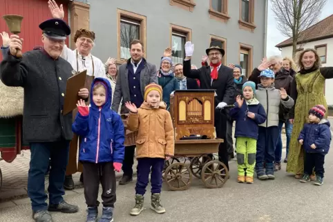 Die Rüssinger haben am Neujahrstag eine alte Tradition wieder aufleben lassen und sind mit der „Schell“ sowie weiteren historisc