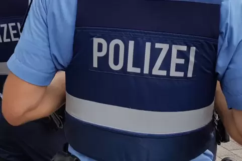 Anwohner hatten die Polizei informiert, weil der Motor des Wagens lief und niemand weit und breit zu sehen war. 