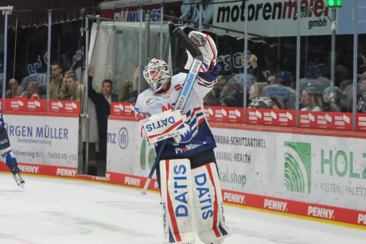 Adler-Torwart Felix Brückmann feiert den Derbysieg in Schwenningen.