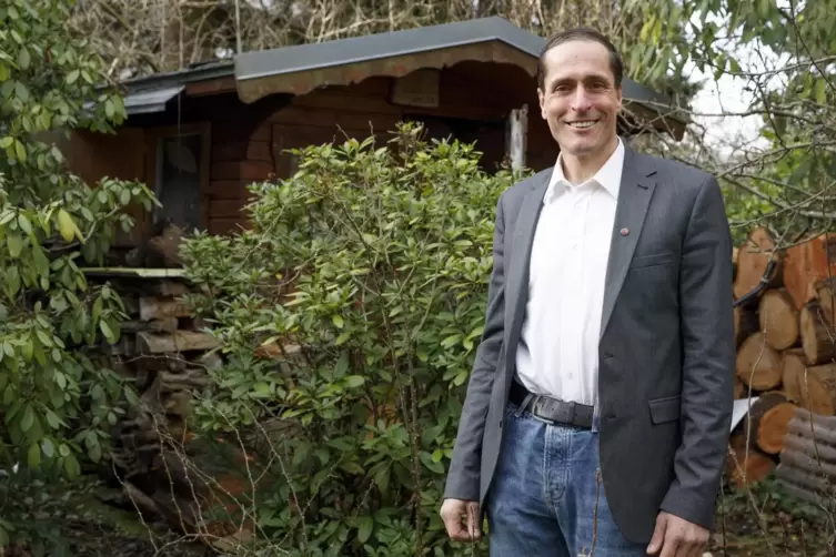 Ein Grüner im Grünen: Tobias Wiesemann im heimischen Garten.