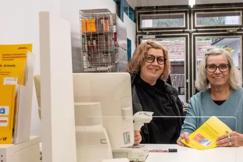 Margarete Hennek (rechts), hier mit ihrer Tochter Manuela Hase, bietet im Ramosa-Markt nun auch noch einen Post-Service an.