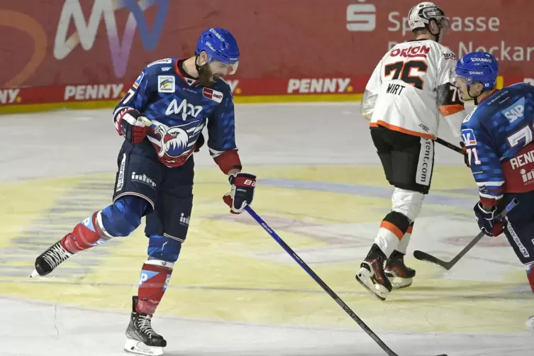 Thomas Larkin feiert seinen Treffer zum 2:1 für die Adler. 