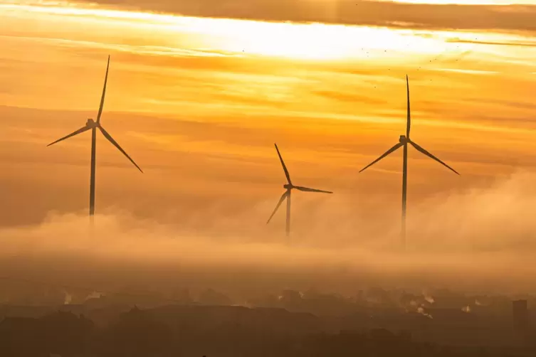 Windräder beim Sonnenaufgang über Göllheim.