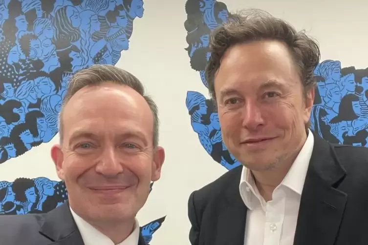 Bundesverkehrsminister Volker Wissing (links) und Twitter-Mehrheitseigner Elon Musk