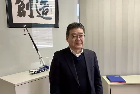 Ein Teleskopkran und ein Bild mit dem japanischen Wort Sozo – kreatives Arbeiten – gehört zur Ausstattung seines Büros: Kenichi 