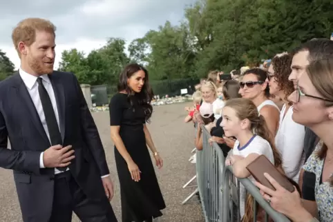 Harry und Meghan Anfang September nach dem Tod von Königin Elizabeth II. vor Schloss Windsor. 