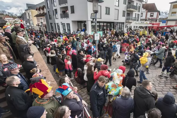 Der Westricher Fasnachtsumzug lockt tausende Menschen nach Ramstein.